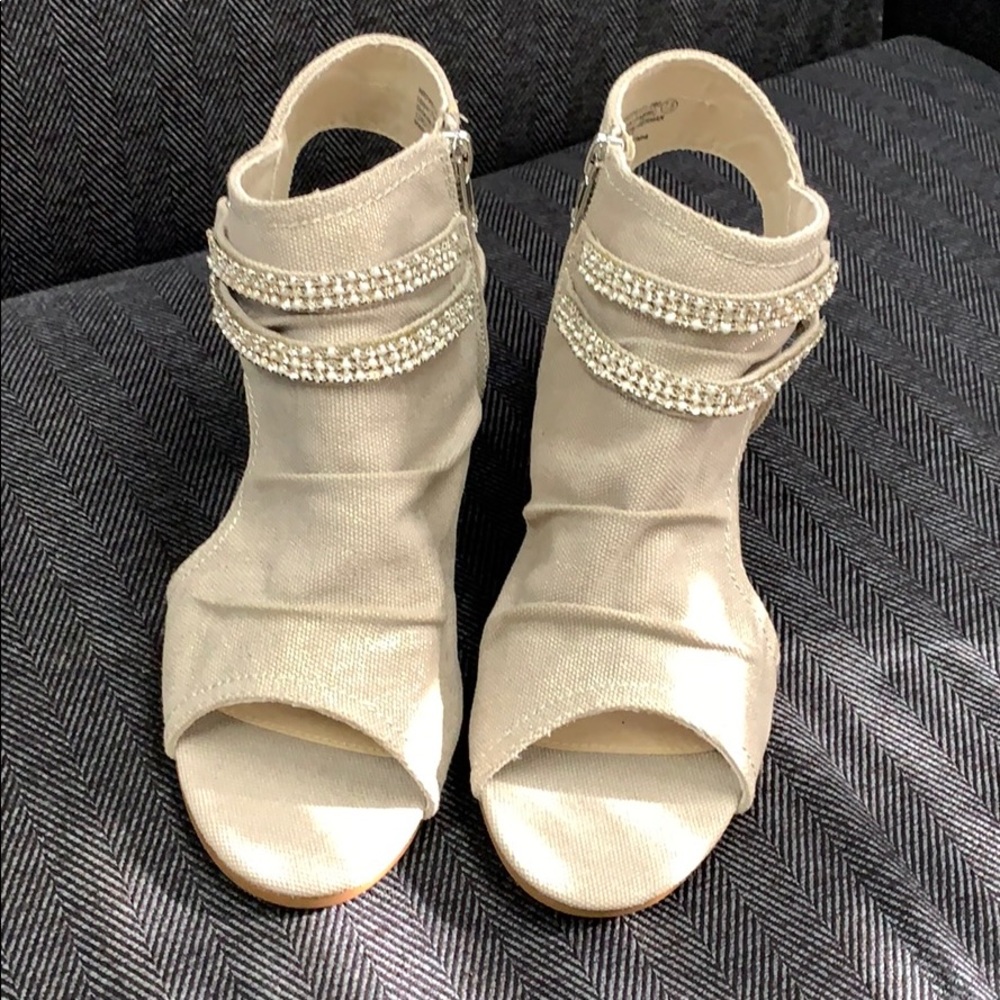 Linen & Rhinestone Sandes. 2 1/2 “ block heels 7.5